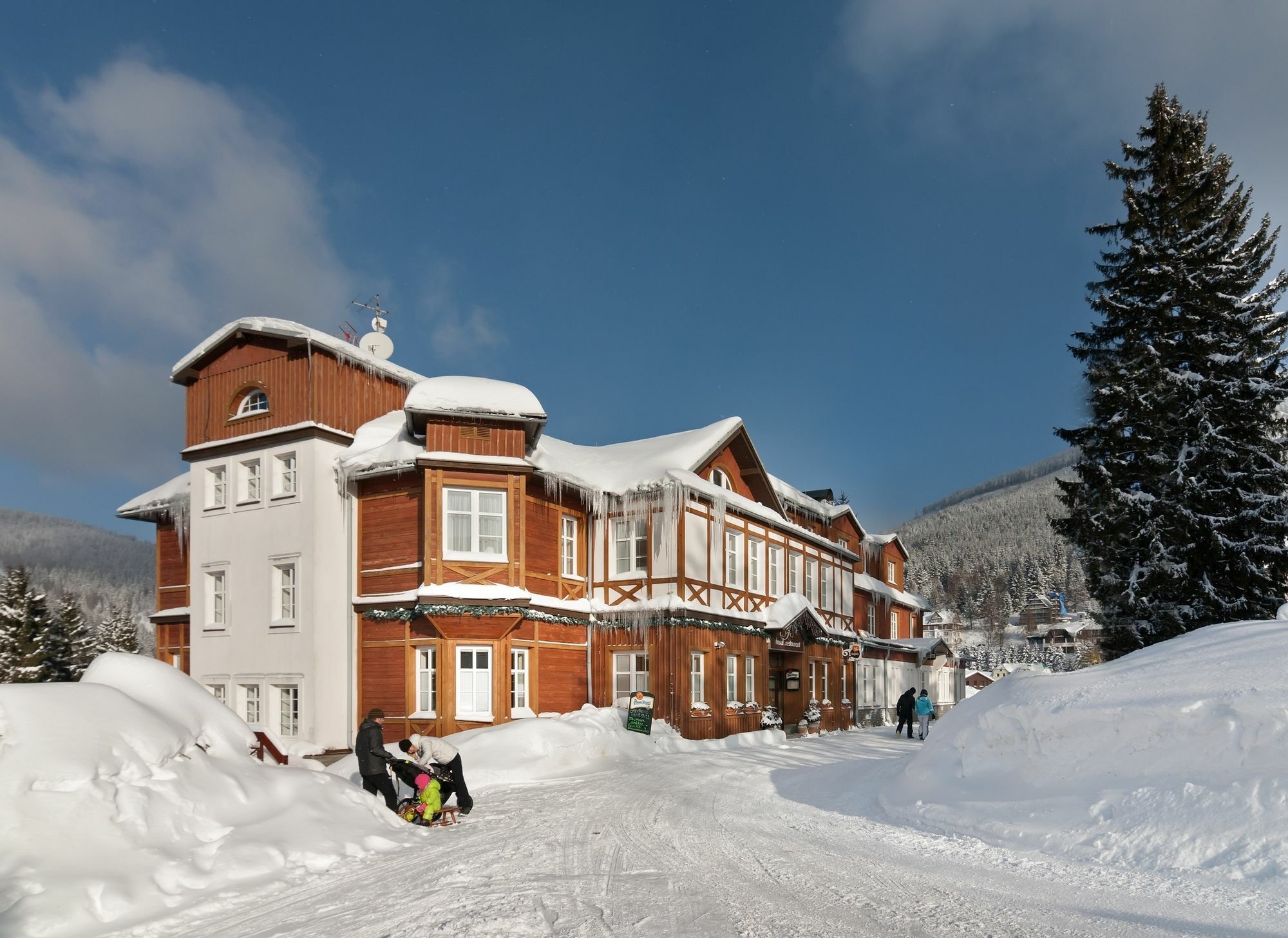 Hotel Snezka Spindleruv Mlyn Exterior photo